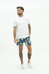 Short de baño con estampado a rayas verticales en tonos celeste y blanco, con cintura elástica ajustable con cordón, dos bolsillos laterales y uno trasero.