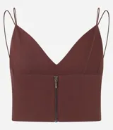 Top cropped color marrón con breteles finos dobles, escote en pico y cierre trasero con cremallera.
