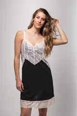 Camisón corto negro con breteles finos, escote en V y terminaciones de encaje color crema.