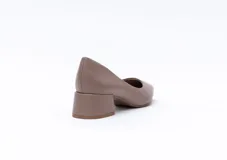 Zapato de cuero color beige, con punta fina y taco cuadrado de 5 cm.