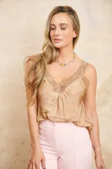 Musculosa color crema de seda con encaje en escote y breteles finos regulables.