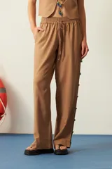 Pantalón negro de algodón y lino, corte recto, con cintura elástica y mostacillas en los laterales.