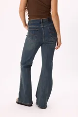 Jean azul de tiro medio con pierna recta y leve abertura en el bajo.