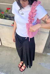 Remera blanca estilo baby tee de algodón con estampado de un zapato Mary Jane.