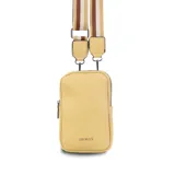 Phonebag color bordó con textura de cuero granulado, cierre superior, bolsillo trasero tipo sobre y correa regulable y desmontable de galón a rayas en tonos beige, blanco y bordó.