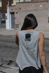 Musculosa negra con espalda deportiva y corte irregular en el ruedo.