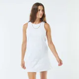Vestido blanco de corte recto, sin mangas y largo a la rodilla.