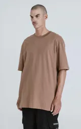 Remerón color cañamo de corte extra oversize y hombros caídos, confeccionado en algodón premium americano muy suave al tacto y combinado con cuello rib al tono en formato redondo y doble costura al tono del color base.