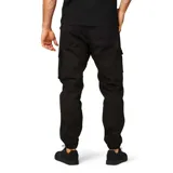 Pantalón cargo color arena de corte slim, con bolsillos laterales con solapa y puños elásticos.