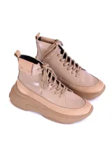 Botines acordonados color beige con suela track y plataforma.