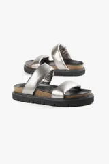 Sandalias plateadas con doble tira ancha acolchada, base anatómica de corcho y plataforma liviana con suela antideslizante.
