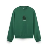 Buzo verde con estampa rectangular en el pecho con dibujo de la muerte y el logo de la marca.