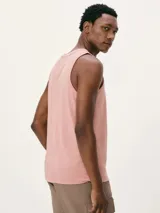 Musculosa azul de corte clásico, con cuello redondo y sisas amplias.