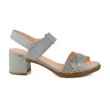 Sandalias de cuero sintético color negro, con tiras cruzadas con textura de cocodrilo, pulsera con hebilla y taco cuadrado.