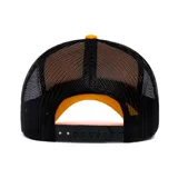 Gorro de camionero color amarillo con logo CAT negro estampado en el frente y paneles traseros de malla negra.