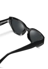 Lentes de sol negros con forma cat-eye, fabricados con materiales reciclados.
