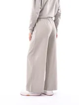 Pantalón negro de corte ancho y tiro alto, con cordón ajustable en la cintura.