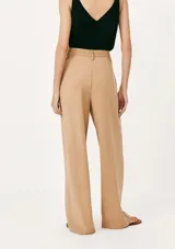 Pantalón negro de vestir, de corte recto y cintura alta.