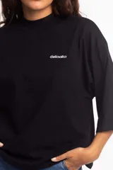 Remera blanca de corte cuadrado con cuello subido y mangas 3/4 amplias.