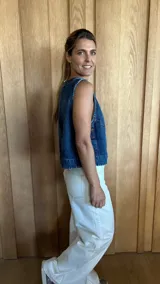 Chaleco color crudo con cuello redondo y detalle de costuras verticales en el frente.