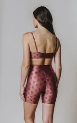 Calza corta tiro alto de cintura ancha con elástico fino en la parte superior. Tejido suave de alta elasticidad con un leve brillo satinado y estampado que se adapta al cuerpo como una segunda piel.