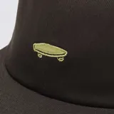 Gorra de visera plana, color marrón oscuro o negro, con bordado frontal de un monopatín (skateboard) en color verde lima.