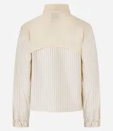 Campera deportiva femenina, modelo rompevientos, confeccionada en poliamida, con cuello alto y puños ajustados. Sin estampa, tiene cierre delantero con cremallera y recortes con hilo reflectante.