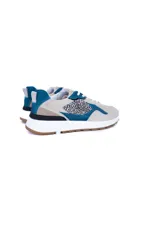 Championes urbanos color beige con detalles en azul y estampado animal print.