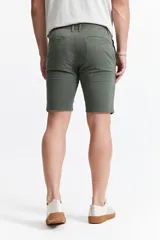 Bermuda color beige de corte chino, con presillas para cinturón y logo bordado. Confeccionada en algodón y spandex.