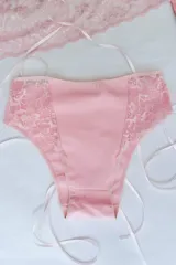 Bombacha de tiro alto color rosa, confeccionada en algodón elastizado con detalles de puntilla elastizada en los laterales frontales.