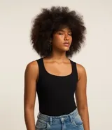 Body musculosa negro de poliamida seamless con textura acanalada y escote cuadrado.