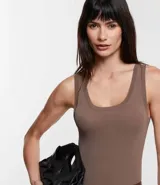 Musculosa verde oliva de punto texturizado, con breteles anchos y cuello redondo.