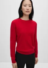 Sweater lila de cashmere con cuello redondo y mangas largas.
