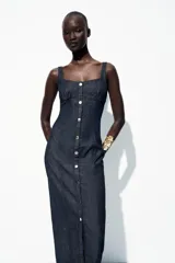 Vestido midi de denim azul oscuro, con tirantes anchos ajustables, escote redondo y falsos botones delanteros.