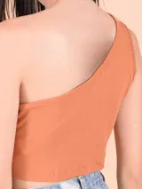 Blusa blanca de un solo hombro, corte crop top y tejido acanalado.
