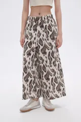 Pantalón palazzo estampado con cintura elastizada.