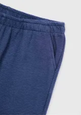 Pantalón de jogging celeste con textura acanalada, cintura elástica y bolsillos laterales.