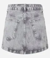 Minifalda de jeans gris con efecto lavado, de tiro medio, con bolsillos delanteros y traseros, cierre frontal con botón y cremallera, y trabillas en la cintura.
