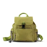 Mochila verde militar de nylon con tapa y broche metálico. Tiene apertura superior con cierre marinero, bolsillos internos, bolsillo con cierre metálico al frente y laterales. Incluye asas rígidas de mano y correas regulables para colgar en la espalda.