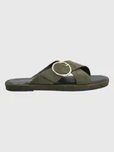 Sandalias de cuero sintético color blanco, con dos tiras anchas cruzadas sobre el empeine y hebilla circular dorada. Plataforma plana color negro.