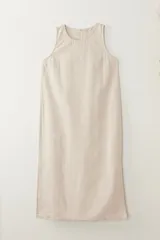 Vestido largo color beige, sin mangas y corte recto.