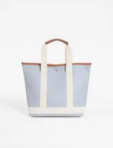Tote bag de tamaño medio en color celeste con asas cortas y detalle de cinta tejida.