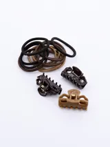 Set de accesorios para el cabello que incluye tres pinzas pequeñas de color marrón en diferentes tonos y ocho coleros elásticos en colores marrón y negro.