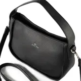 Bandolera negra de cuero sintético graneado, con correa regulable y herrajes plateados. Tiene cierre superior y un bolsillo interno abierto.