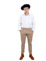 Bombacha confeccionada en tela resistente y cómoda, con bolsillos amplios y detalles elegantes.