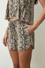 Short negro de tiro alto con cordón ajustable en la cintura y bolsillos laterales. Presenta un corte holgado y ruedos redondeados.