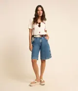 Remera de mangas cortas color crema, confeccionada en tejido flamé, con escote en pico y bordado delantero de langostas rojas.