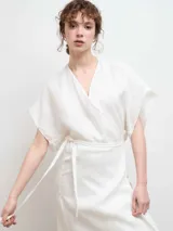 Vestido kimono midi azul con escote en V, mangas cortas amplias y lazo en la cintura.
