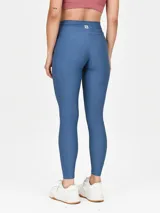 Calza larga de lycra color azul acero, tiro alto y calce ajustado.