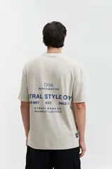 Remera beige de manga corta con cuello redondo y corte oversize.